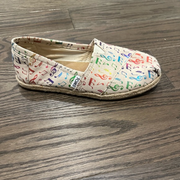 TOMS Women’s 7W Slip-On Shoes Rainbow Music Notes Print Canvas Flats - Picture 3 of 11